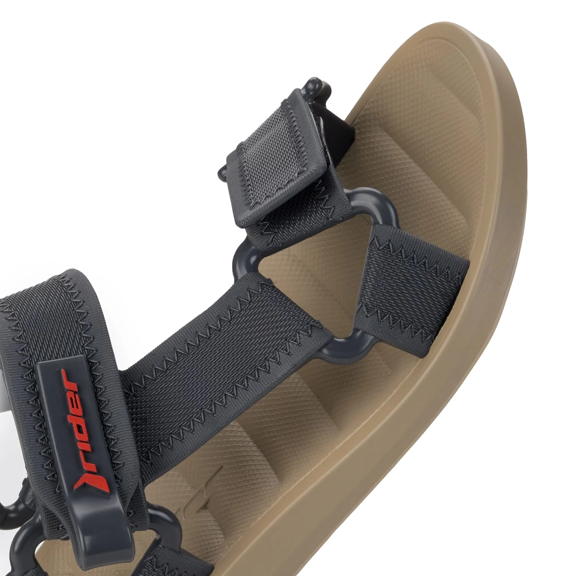 Close-up das tiras ajustáveis em velcro da papete Rider infantil bege